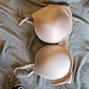 LA senza bra
